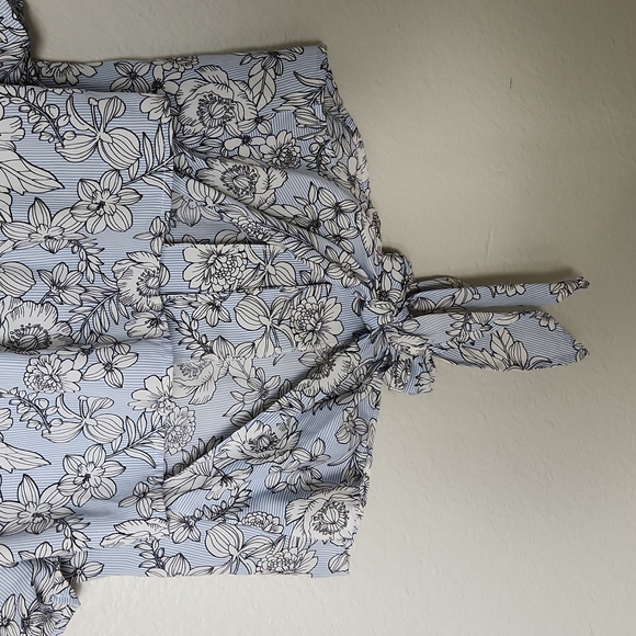 Lipslide| Floral Blouse - Picture 5 of 6